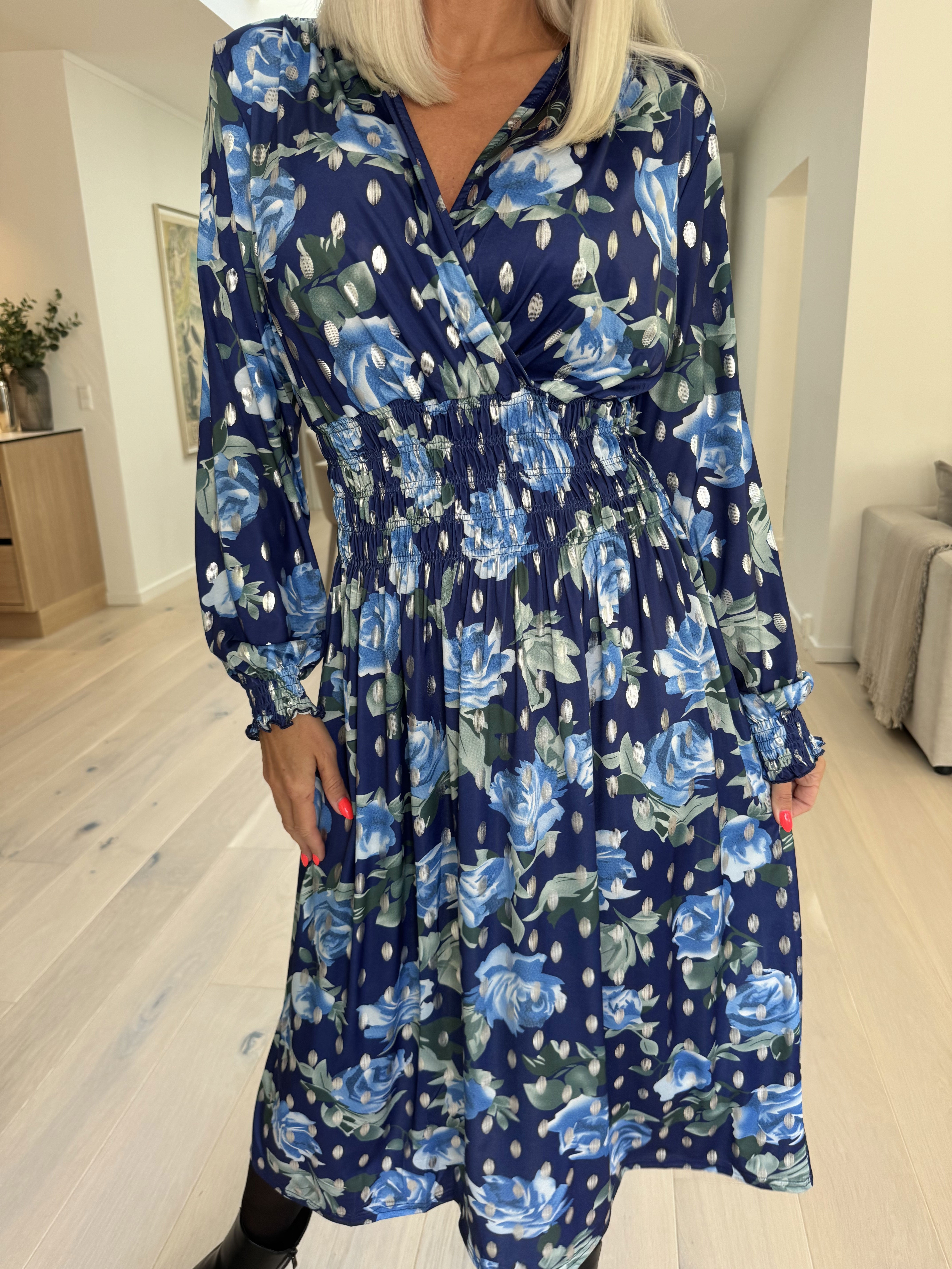 Pams Blossom Midi L/S - Elastisk kjole i krølfrit stof med sølv prikker